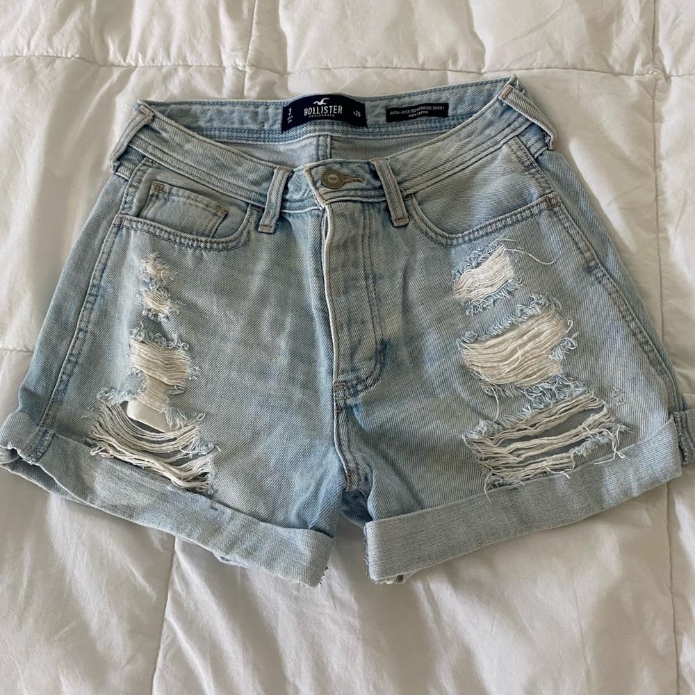 Light Wash Boyfriend Short